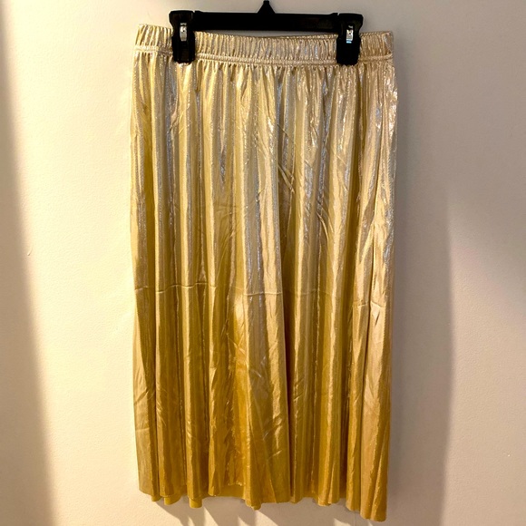 Kendall & Kylie Dresses & Skirts - Kendall and Kylie Gold Shimmery Party Skirt NWT